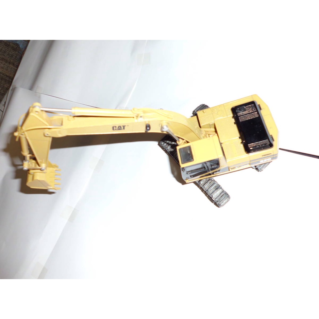 Mô hình Hiếm 1/40 Máy xúc đào bánh xích Caterpillar CAT 320 RE6R Rega - Made in Japan 1990