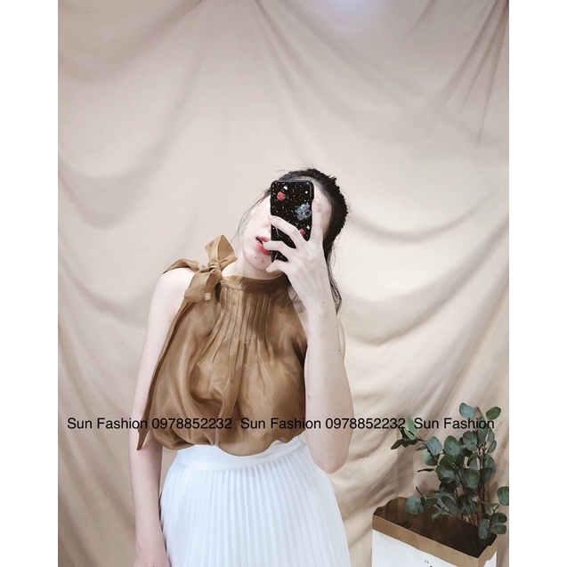 Chân váy dập li xếp li dài và áo cổ yếm