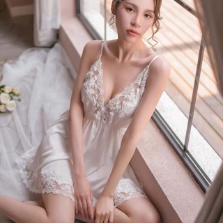 Váy ngủ xẻ ngực ren hoa