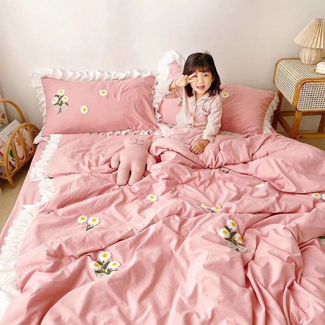 Set 4 món chăn ga gối đũi bèo trần bông thêu hoa cúc - Hồng baby