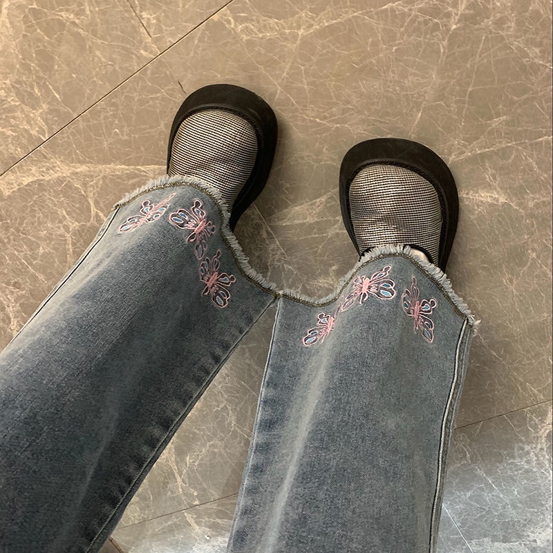 Quần jean ống loe lưng cao thêu hình bướm sành điệu