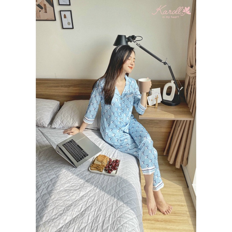 Bộ đồ Pijama mặc nhà Karoll. SET đồ lụa thiết kế dáng dài thu đông, họa tiết chữ R trẻ trung, gam màu paste