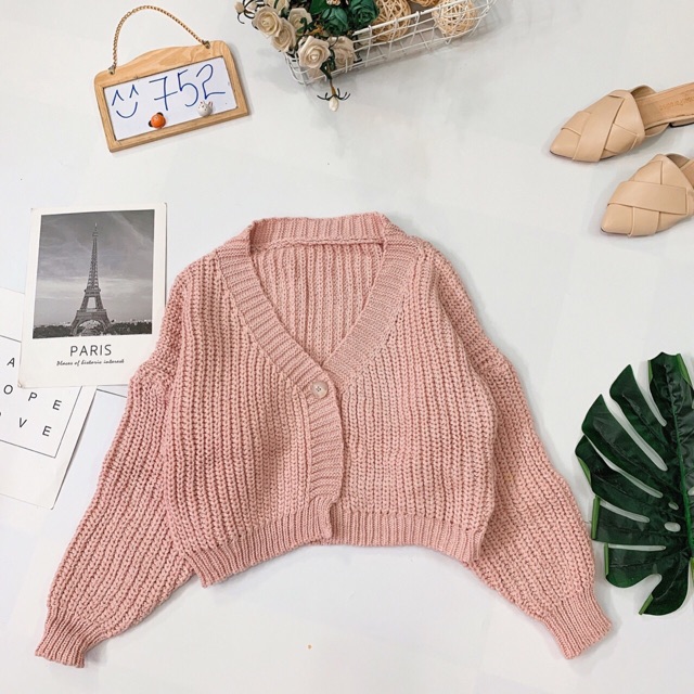 Áo khoác len đan dáng lửng vai rộng.
