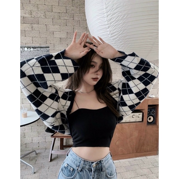 Set áo croptop dây, cardigan caro đen trắng