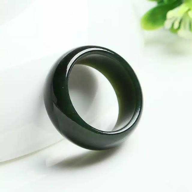 Nhẫn Ngọc Bích Đen Sang Trọng Quý Phái