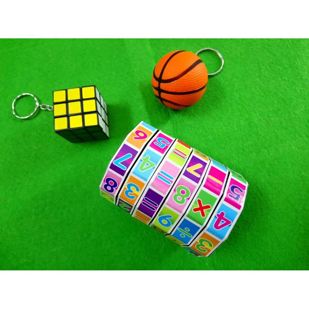 combo 3 món gồm 1 đồ chơi chữ số cho bé. 1 móc khóa rubik xoay được. và 1 móc khóa banh. giá 35k/3 món. hàng luôn có sẵn