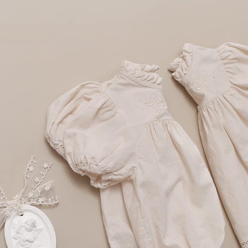 BÁN SỈ VÁY BÉ GÁI MÀU BE CỔ VIỀN REN THÊU HOA