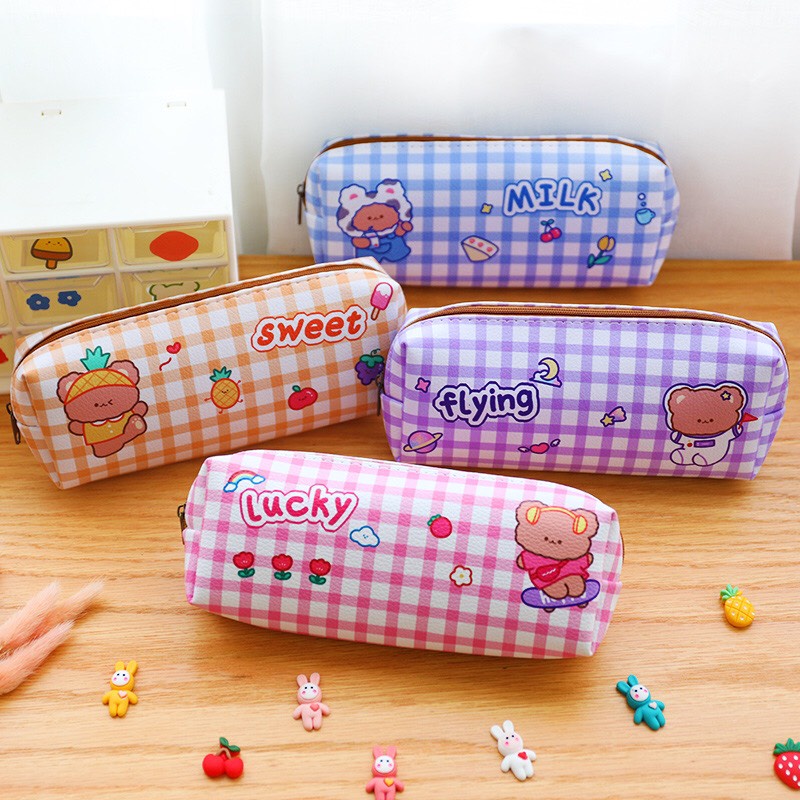Túi hộp bút kẻ caro hình gấu da Pu siêu kute