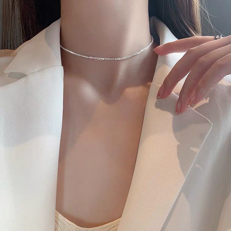 Vòng cổ tinh xảo sáng chiếu thời trang