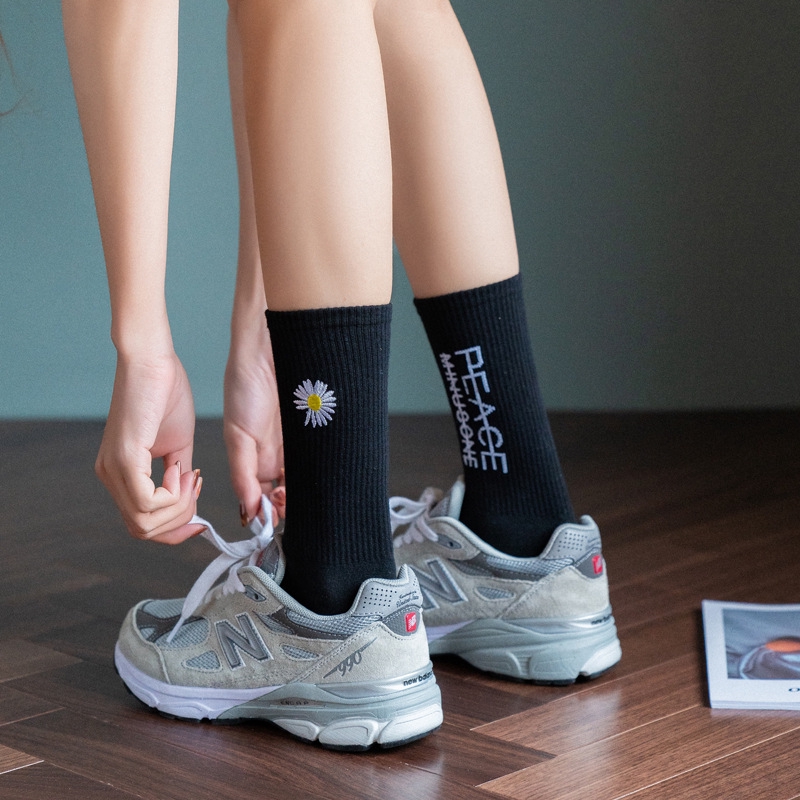 img Ins Retro Style Women Crew Socks New Trend Daisy Flowers Print Black Couple Socks High Quality Fashion Cotton Novelty Socks
