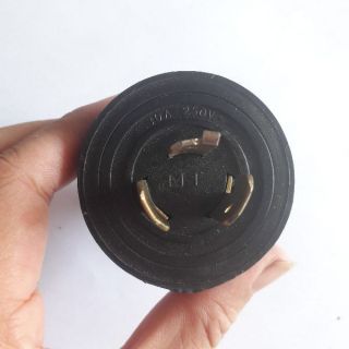 Rắc cắm ba chân máy phát điện