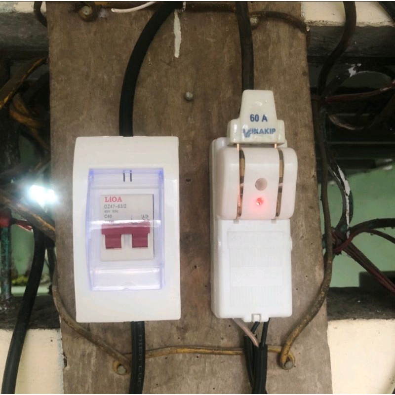 Vỏ hộp CB 2 pha có nắp che