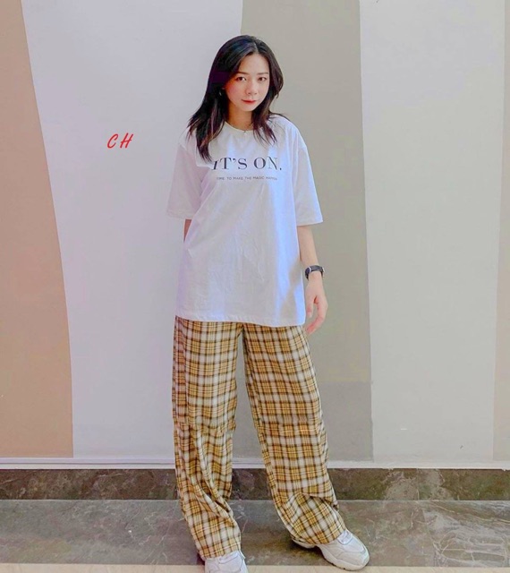 Áo It’t one + quần kẻ vàng CH12
