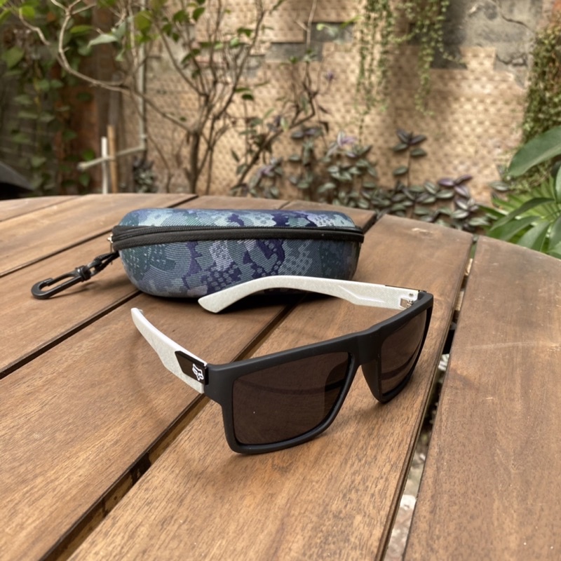 Kính FOX tặng hộp đựng kính móc treo