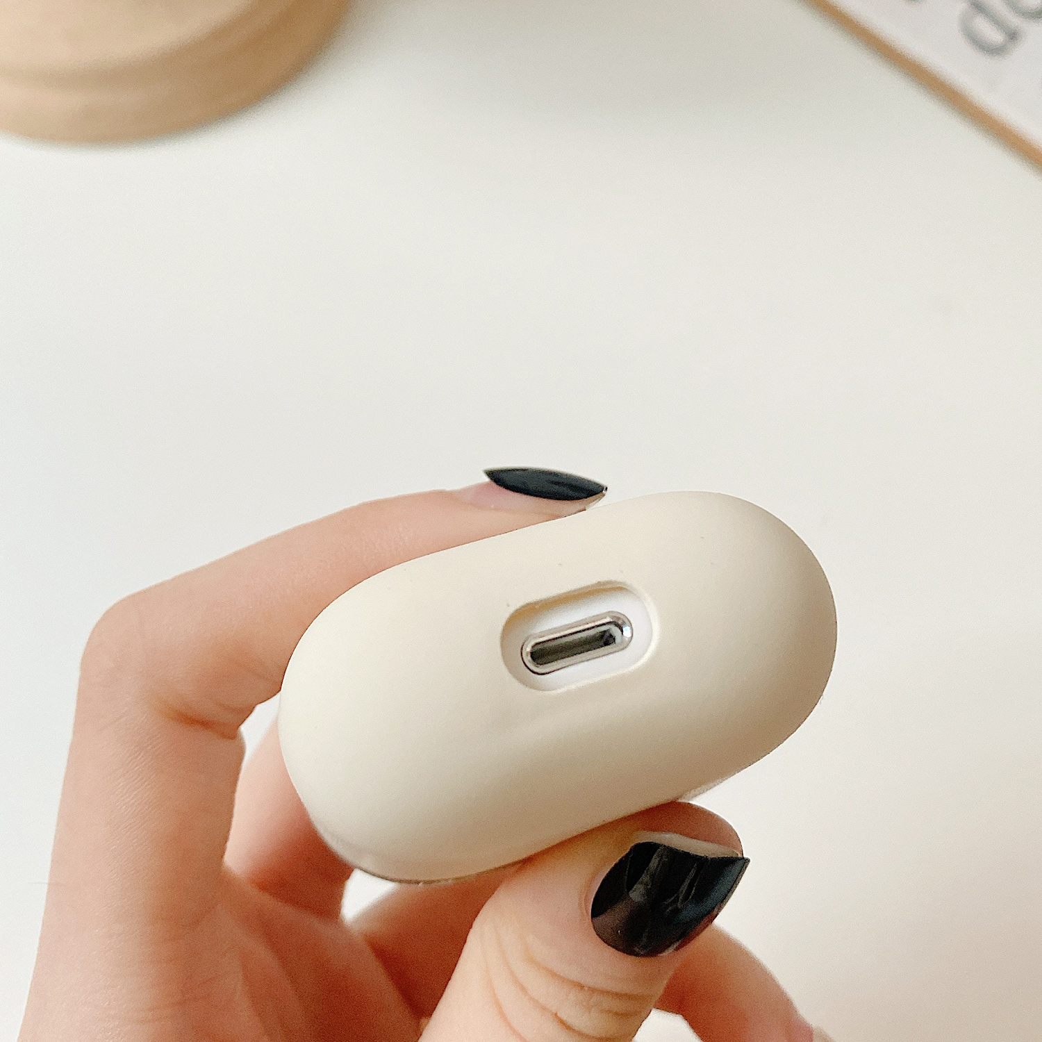 Vỏ Bảo Vệ Hộp Sạc Tai Nghe Bluetooth Không Dây Airpods / 1 / 2 / Pro Hình Quần Bob