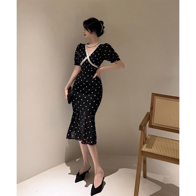 French V-neck dress A woman's summer temperament, a medium-length fishtail dress shows a thin, retro socialite black dress.