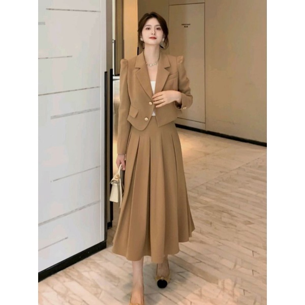 Set váy oder áo khoác kiểu vest dáng ngắn và chân váy xòe xếp ly lớn hai màu nâu và đen.