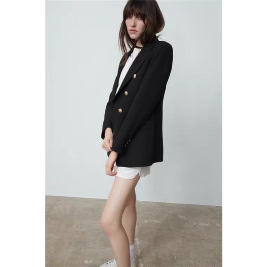Blazer đen cúc vàng zara