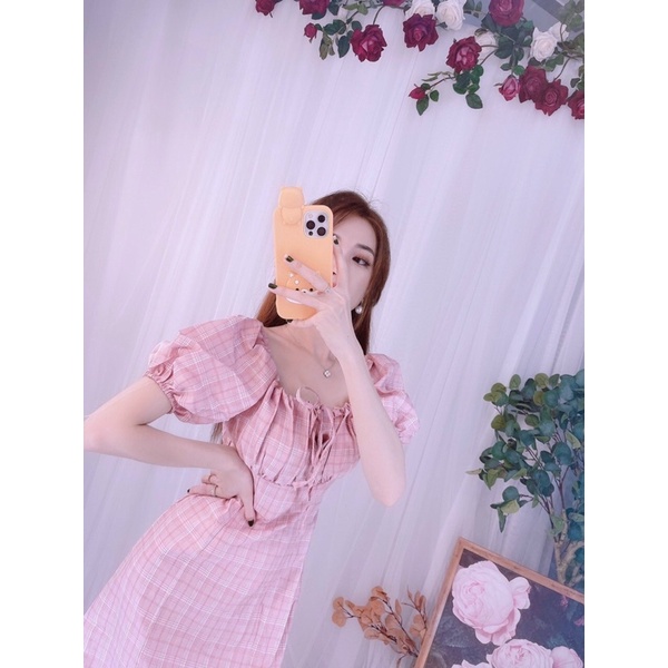 Đầm caro  cổ vuông nhúng ngực tay phồng.