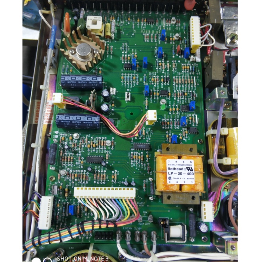 Bộ cấp nguồn điều chỉnh AC-DC chuẩn rack 1U Lambda USA