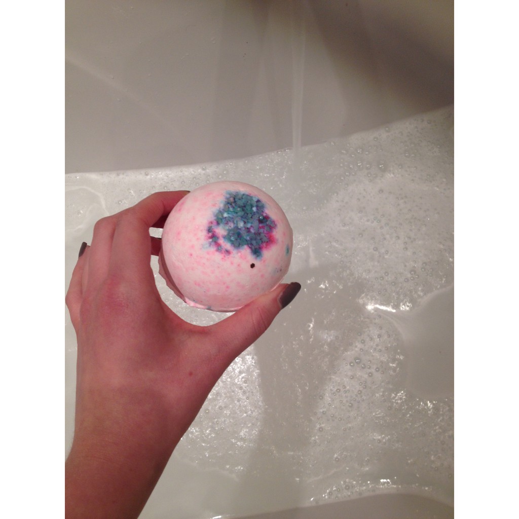 Viên sủi bọt bồn tắm Lush - Sakura bath bomb