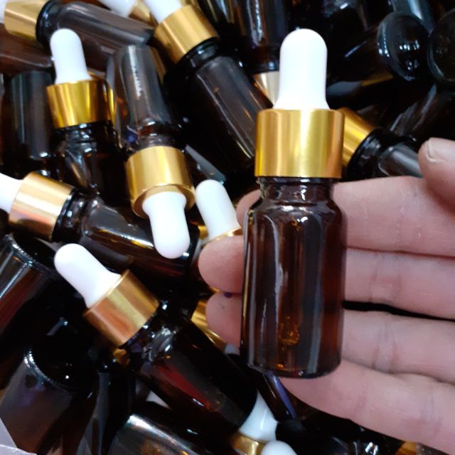 Combo 100 chai thủy tinh màu nâu, thể tích 10ml, dạng bóp đầu nhỏ giọt, đầu bóp màu trắng, khoen vàng, giá 399.000 đồng.