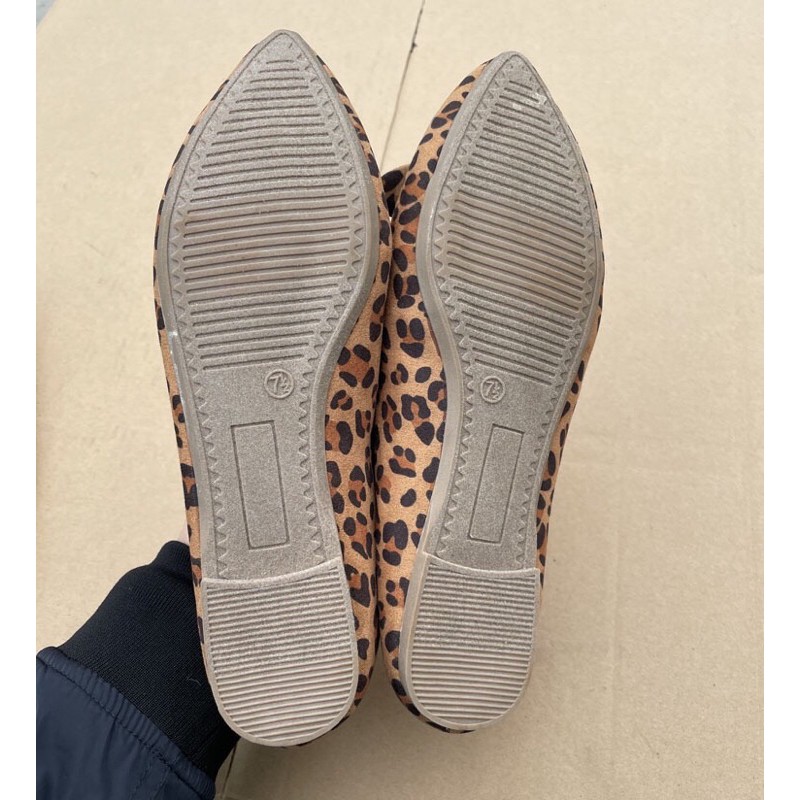 Giày búp bê da báo