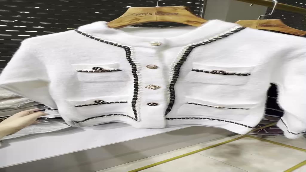 Áo khoác lông thỏ 2 màu đen trắng, lông mềm mịn phối cúc ngọc | BigBuy360 - bigbuy360.vn