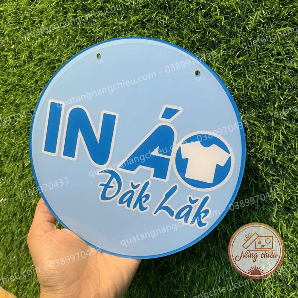 Bảng hiệu logo cho cửa hàng in áo , bảng in logo thương hiệu shop, chất liệu mica sáng bóng và an toàn cho người sử dụng