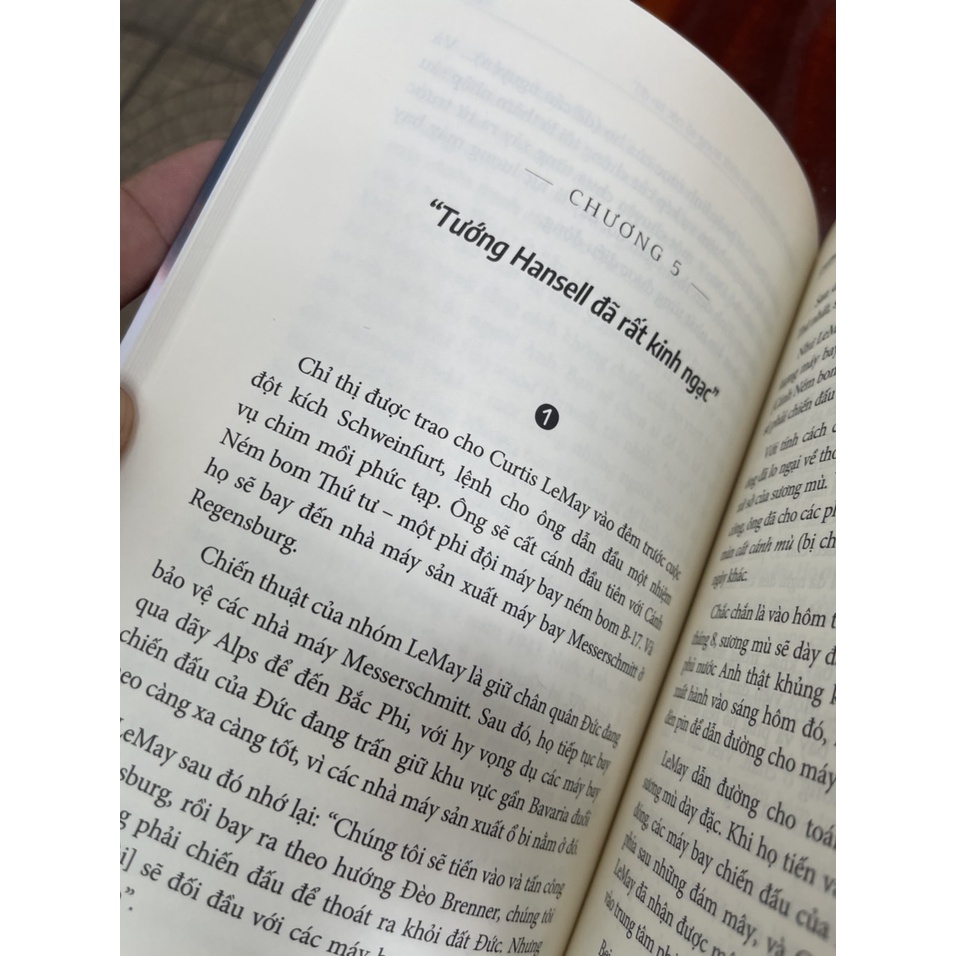 sách-The Bomber Mafia: Giấc Mơ, Cám Dỗ Và Đêm Dài Nhất Trong Thế Chiến II - Malcolm Gladwell-Saigonbooks (Bìa mềm)