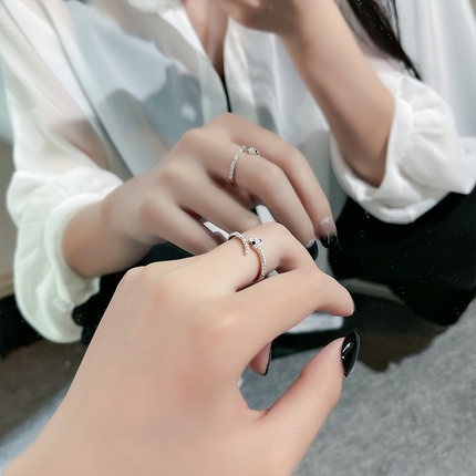 Nhẫn hở hình rắn trắng đính đá xinh xắn thời trang