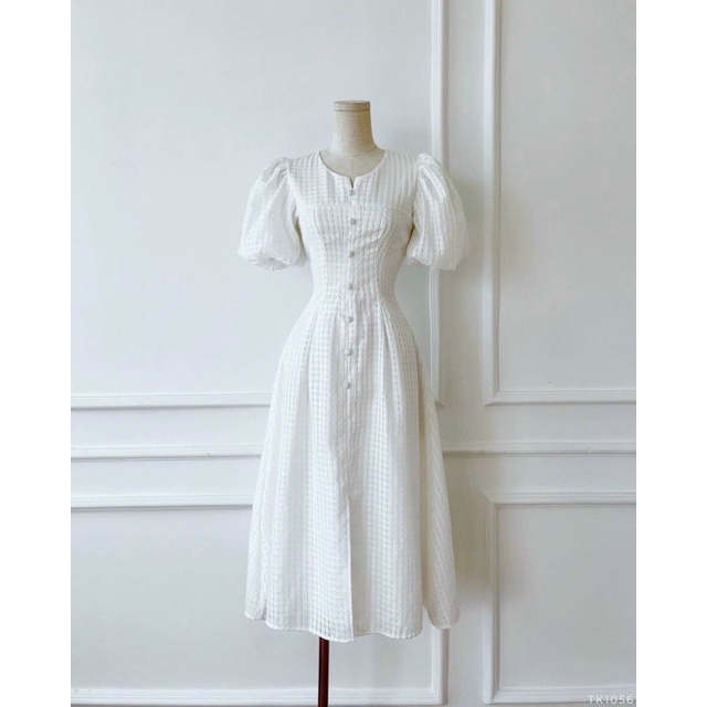 Đầm trắng xốp ô nút bọc