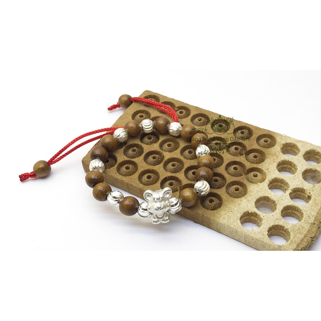 Vòng dâu tằm kết hợp bi bạc và con giáp dành cho bé, giúp bé không quấy khóc đêm