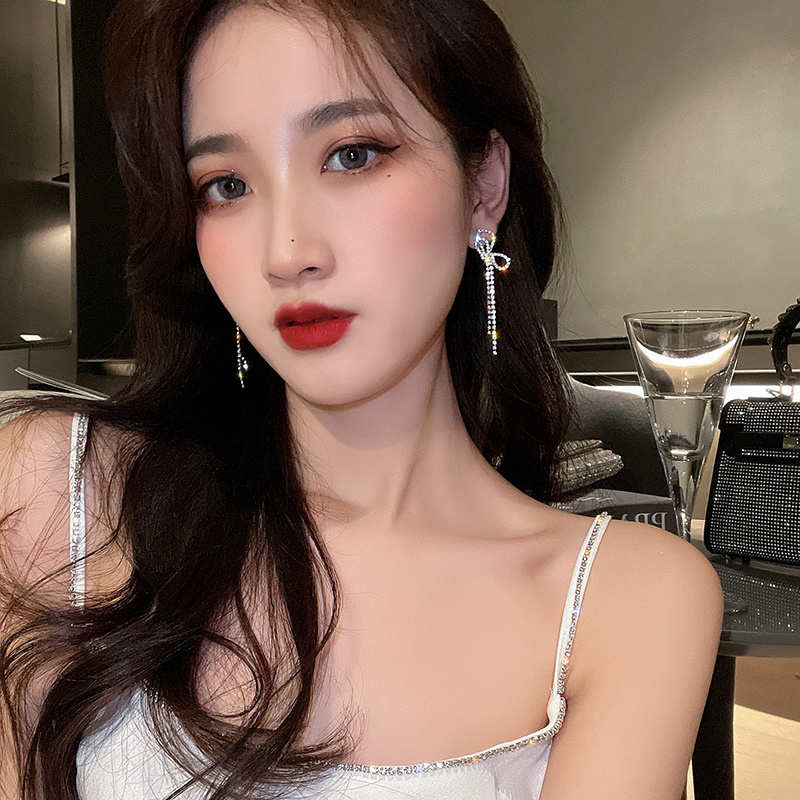 Bông tai đính đá mô phỏng cánh bướm sang trọng BT218