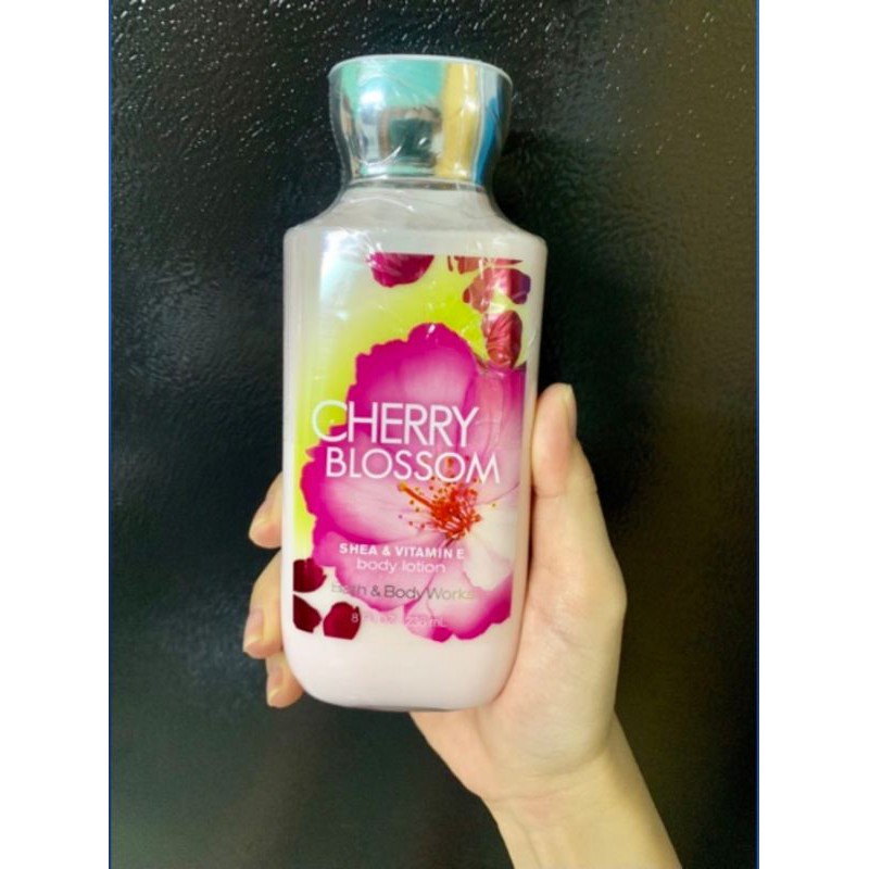 Dưỡng thể Cherry Blossom Bath and Body Works 236ml
