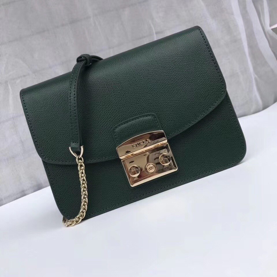 Túi Nữ FURLA METROPOLIS HÀNG VIỆT NAM XUẤT chi tiết chuẩn, từ đường keo mũi chỉ đến logo khắc đều sắc nét