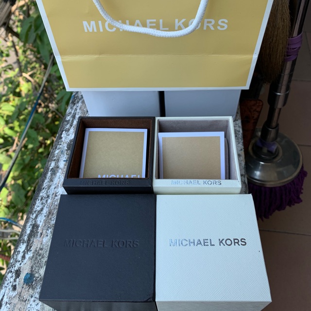 Hộp đồng hồ Michael Kors