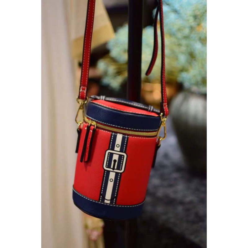 Túi đeo chéo estee lauder navy blue red buck bag gìl 2022