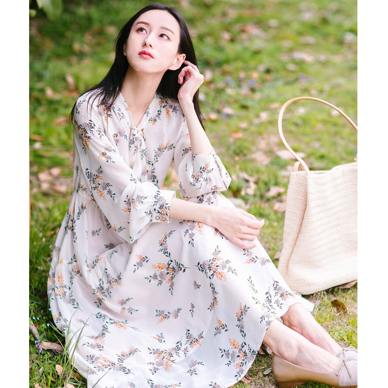 Váy dài điểm hoa