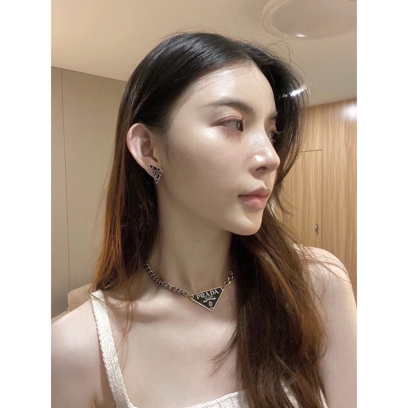 Khuyên tai P R A D A hót trend.khuyên kim loại hót