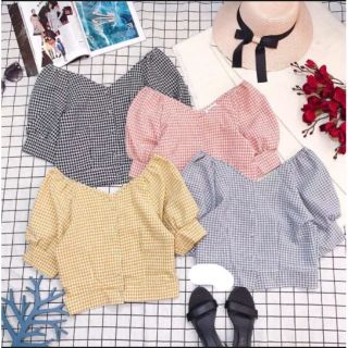 Áo trễ vai tay phồng đính nút