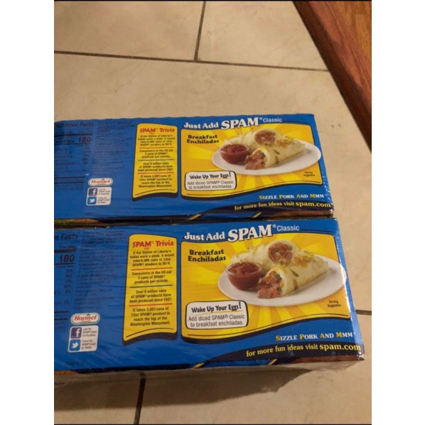 SPAM thịt hộp 340g của Mỹ và kẹo socola 300.2g