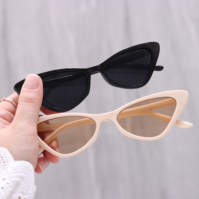 1 Kính Mát Gọng Tam Giác Chống Tia UV Thời Trang