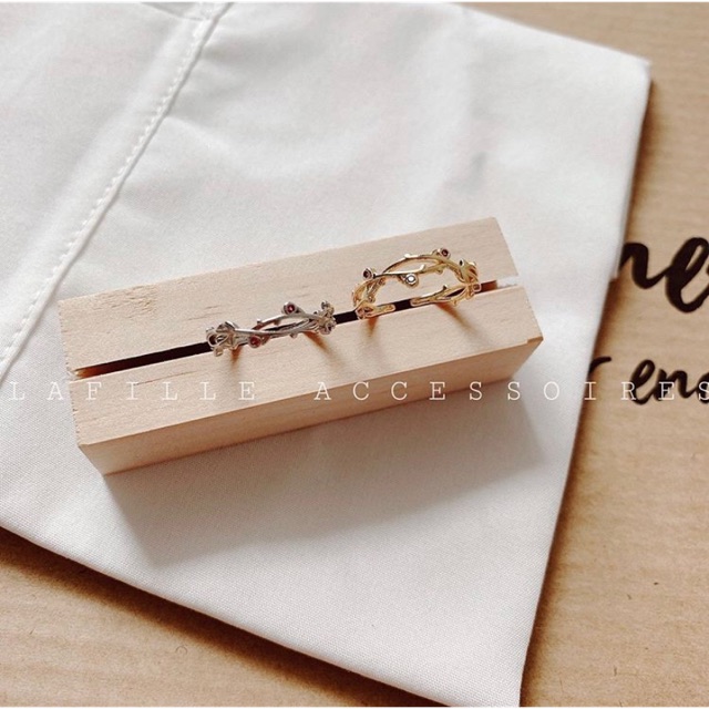 Nhẫn titan đính đá