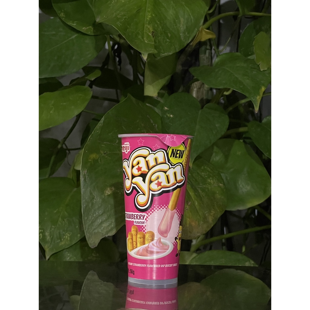 Bánh Que Yan Yan Meiji Chấm Kem Dâu Strawberry Flavor (Ly 50g)