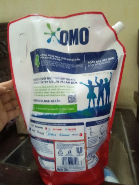 Nước giặt Omo của trên túi 4kg