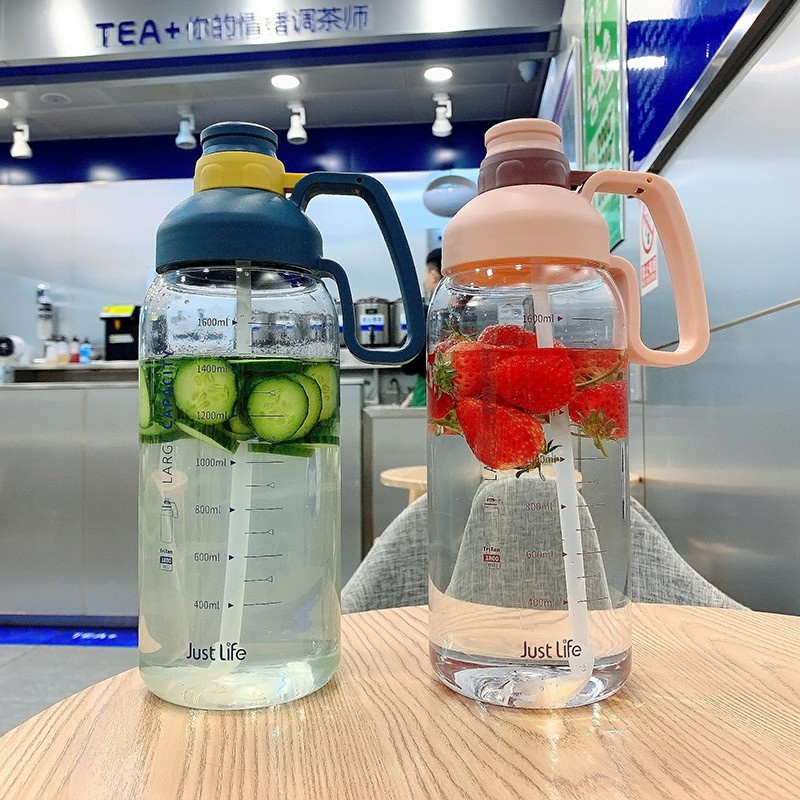 Bình nước 1800ml chia vạch có tay cầm và van chống tràn kèm ống hút