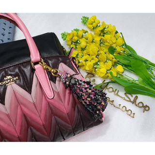 Coach charm chính hãng - phụ kiện treo túi tua rua đen phối hồng đậm