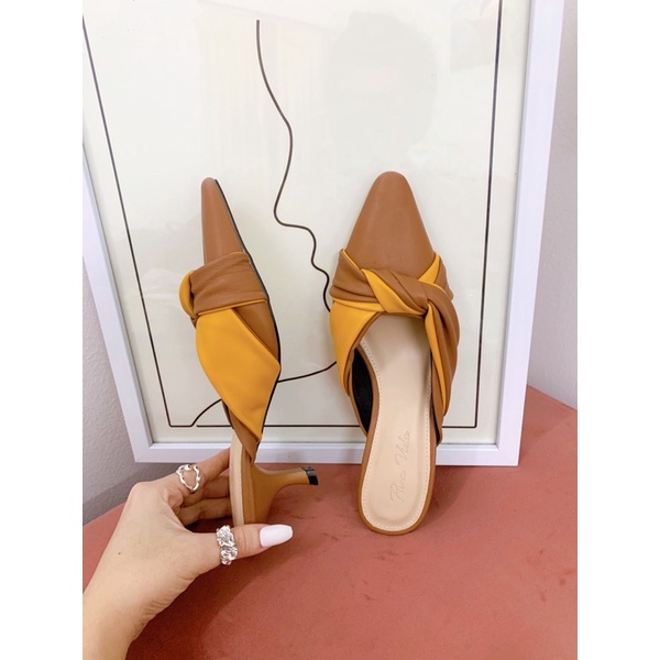Guốc gót nhọn đính nơ xoắn
