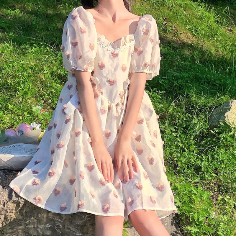 Váy babydoll hoa nhí thêu chỉ cổ tim